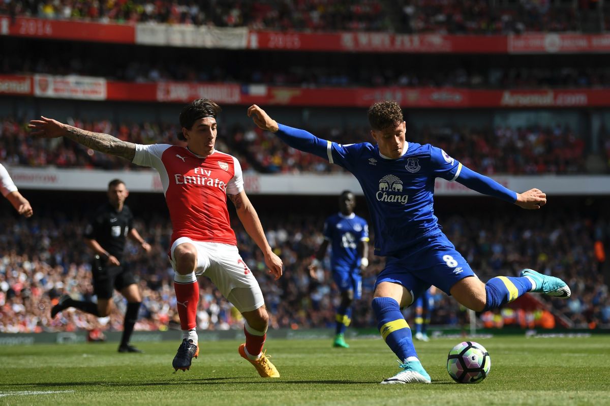 Everton's English midfielder Ross Barkley (R) takes a  shot as Arsenal's Spanish defender Hector Bellerin (L) defends during the English Premier League football match between Arsenal and Everton at the Emirates Stadium in London on May 21, 2017.  / AFP PHOTO / Justin TALLIS / RESTRICTED TO EDITORIAL USE. No use with unauthorized audio, video, data, fixture lists, club/league logos or 'live' services. Online in-match use limited to 75 images, no video emulation. No use in betting, games or single club/league/player publications.  /         (Photo credit should read JUSTIN TALLIS/AFP/Getty Images)