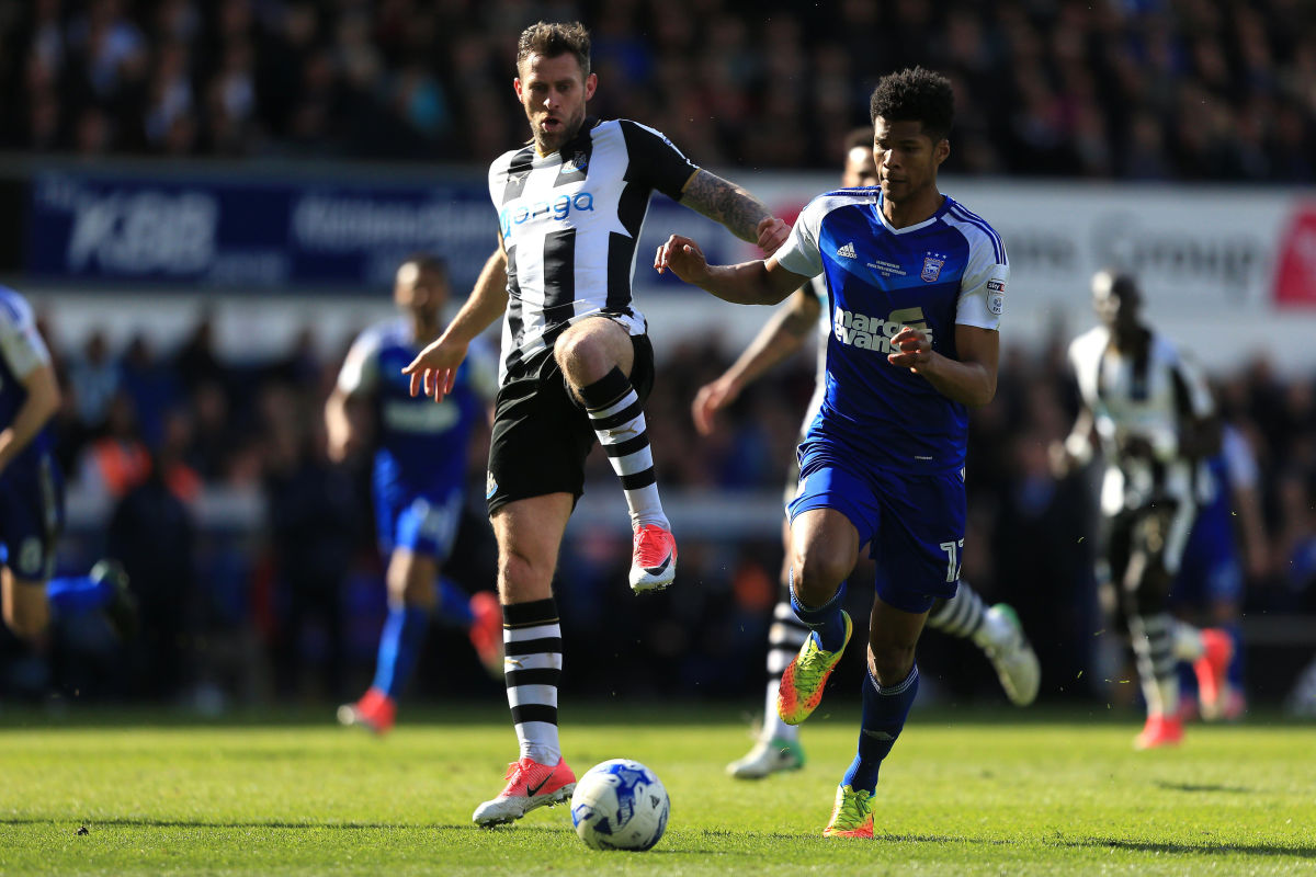 IPSWICH, ENGLAND - APRIL 17:  Daryl Murphy of Newcastle United controls the ball ahead of Jordan Spence of Ipswich Town during the Sky Bet Championship match between Ipswich Town and Newcastle United at Portman Road on April 17, 2017 in Ipswich, England. (Photo by Stephen Pond/Getty Images)