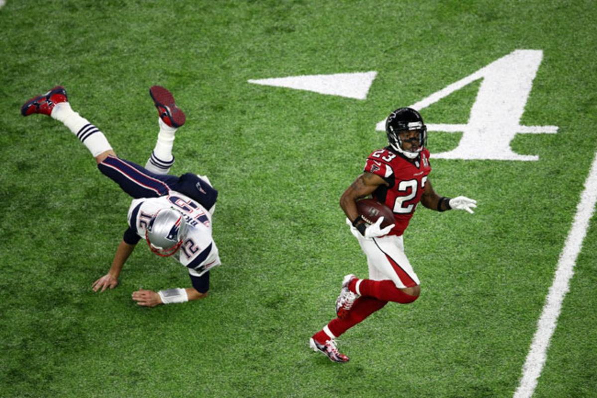 Robert Alford zips past Brady for a pick-six in Super Bowl 51.