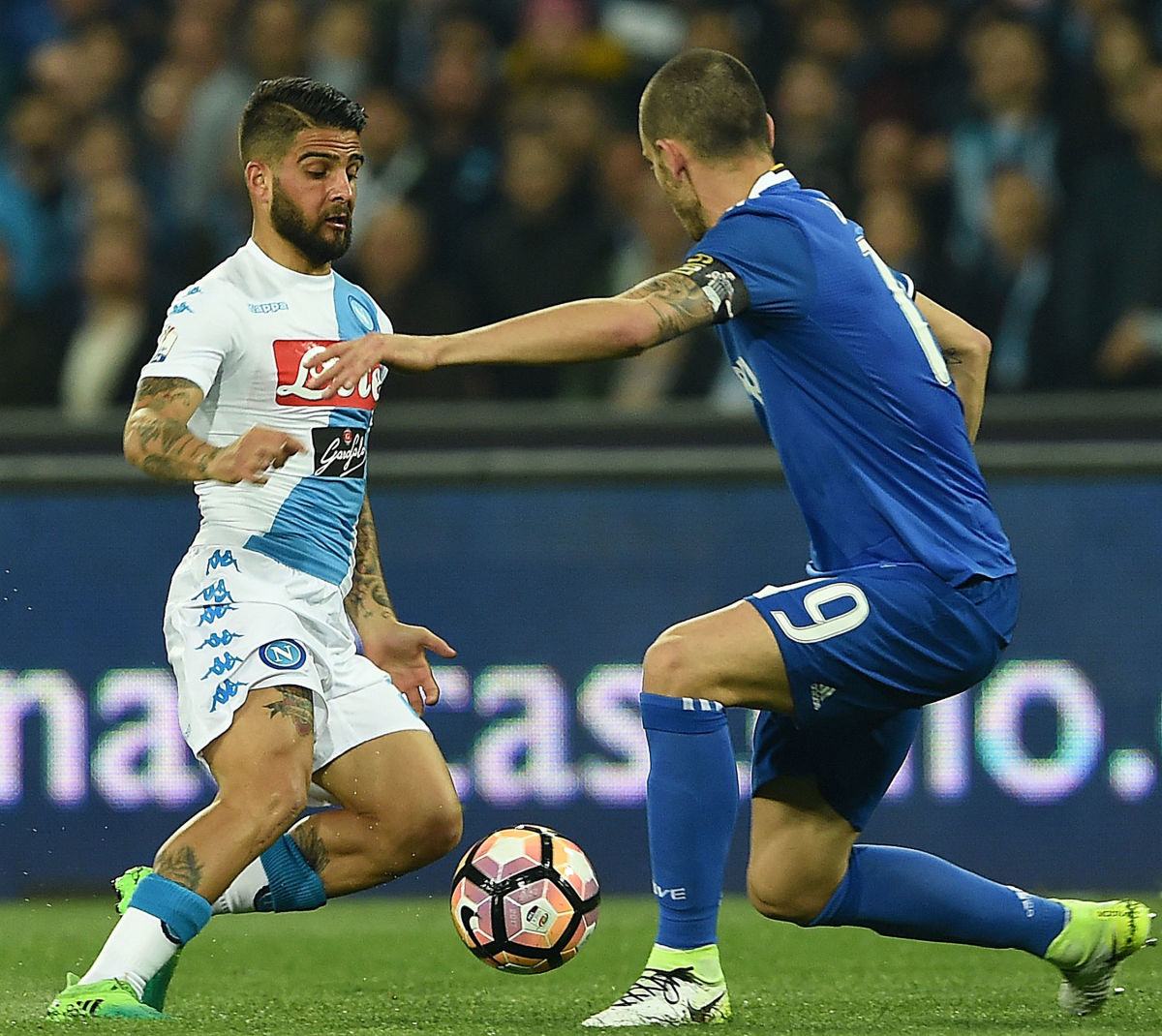 NAPLES, ITALY - APRIL 05: Player of SSC Napoli Lorenzo Insigne vies with Juventus FC player Leonardo Bonucci during the TIM Cup match between SSC Napoli and Juventus FC at Stadio San Paolo on April 5, 2017 in Naples, Italy.  (Photo by Francesco Pecoraro/Getty Images)