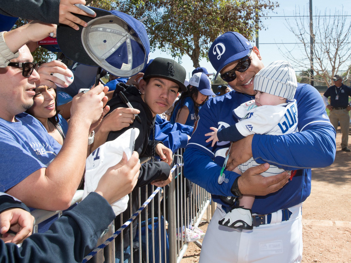 dave-roberts-dodgers-baby.jpg