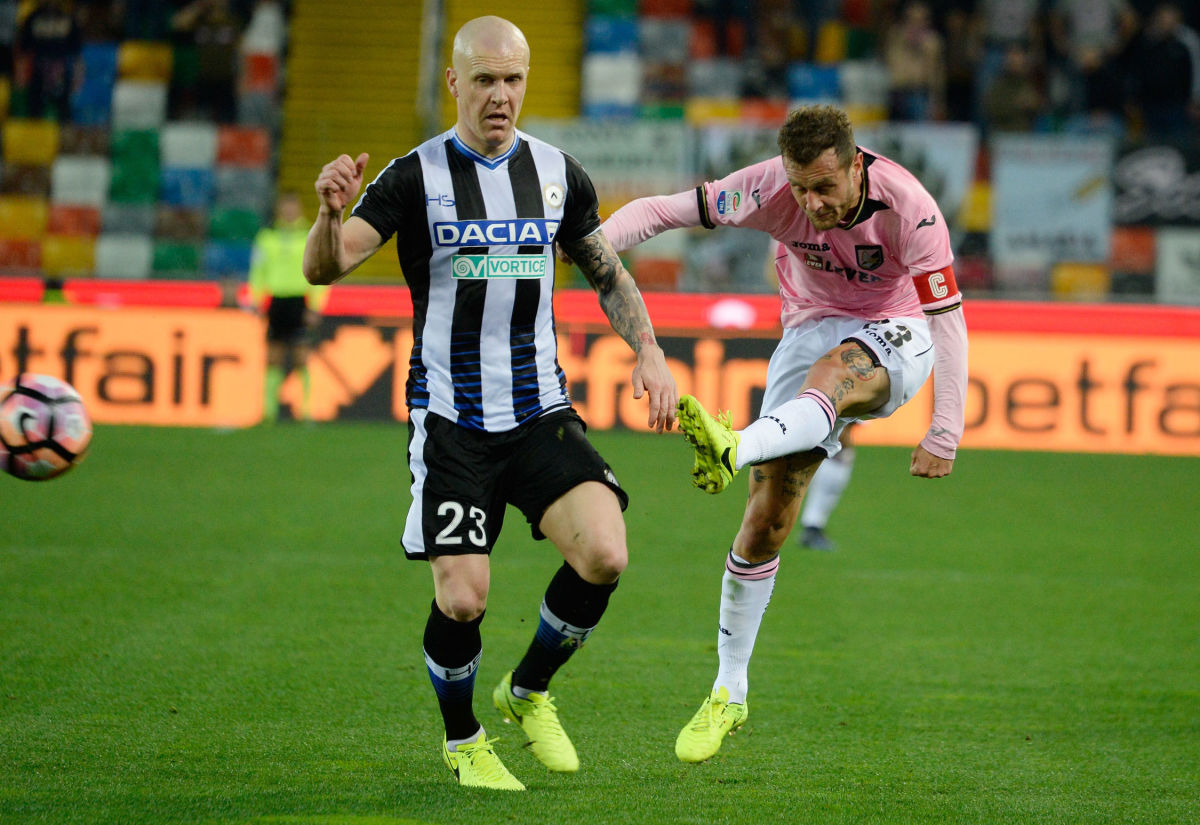 UDINE, ITALY - MARCH 19:  Emil Hallfredsson (L) of Udinese Calcio competes with Alessandro Diamanti of  US Citta di Palermo during the Serie A match between Udinese Calcio and US Citta di Palermo at Stadio Friuli on March 19, 2017 in Udine, Italy.  (Photo by Dino Panato/Getty Images)