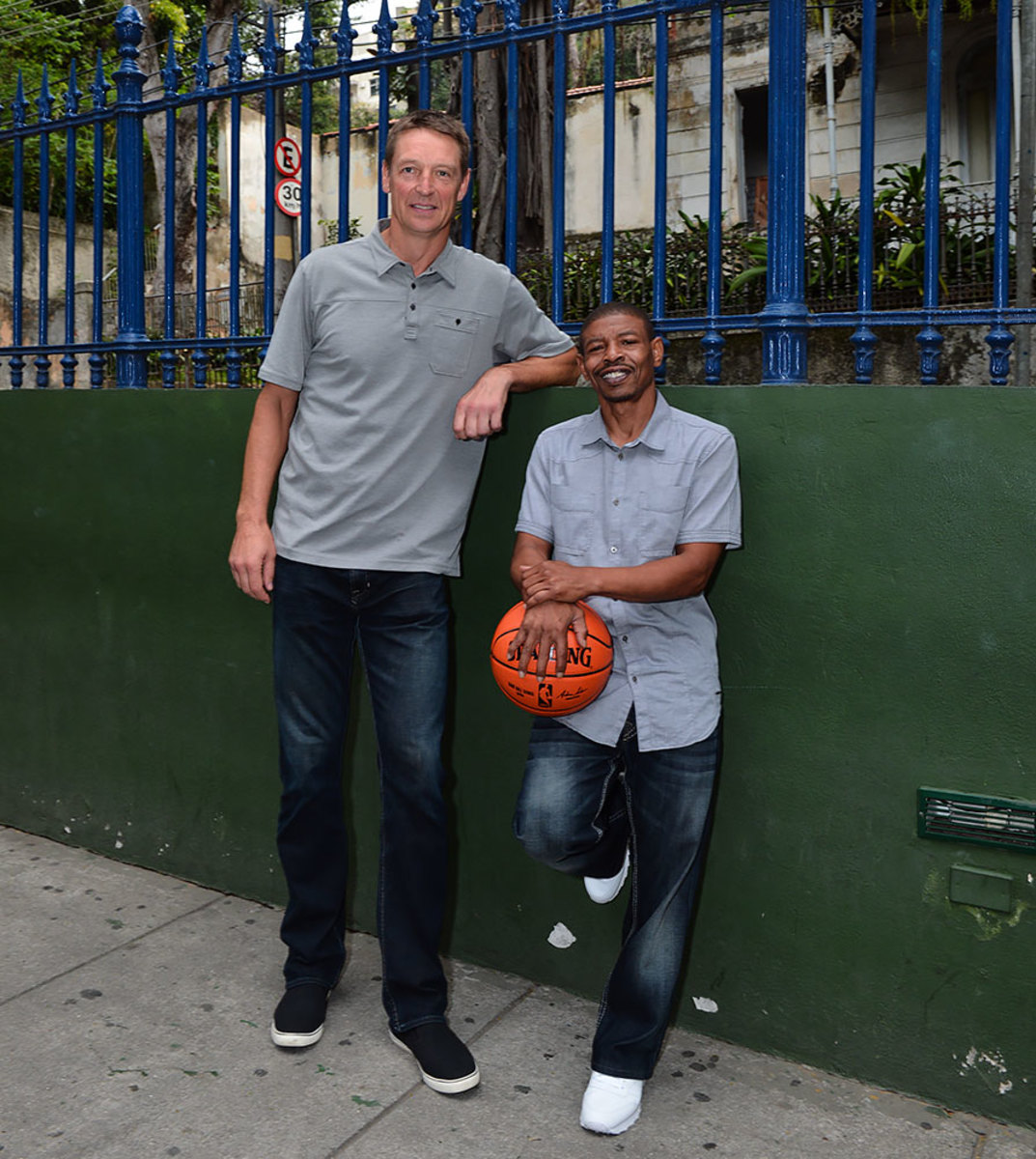 2015-1014-Detlef-Schrempf-Muggsy-Bogues.jpg