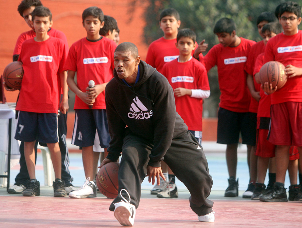 2012-Muggsy-Bogues-India.jpg