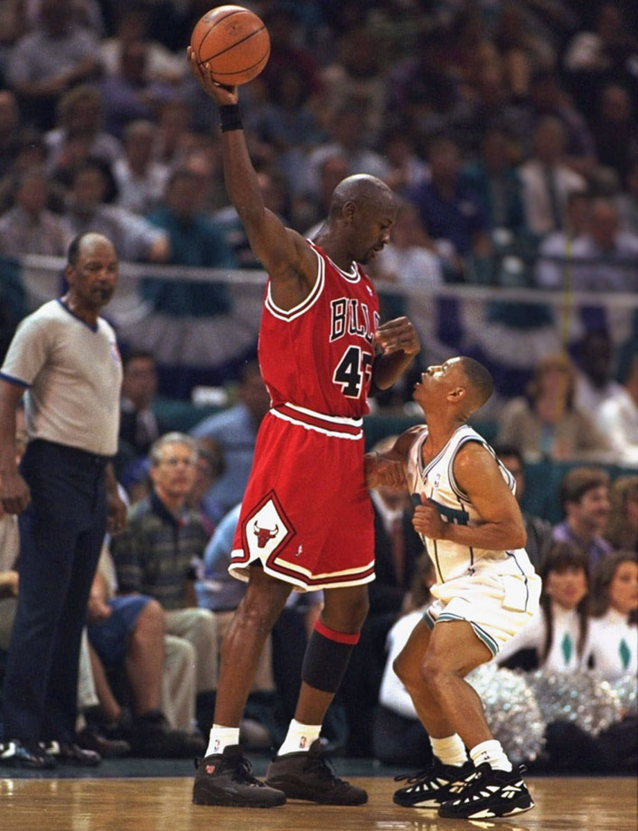 1995-Michael-Jordan-Muggsy-Bogues.jpg