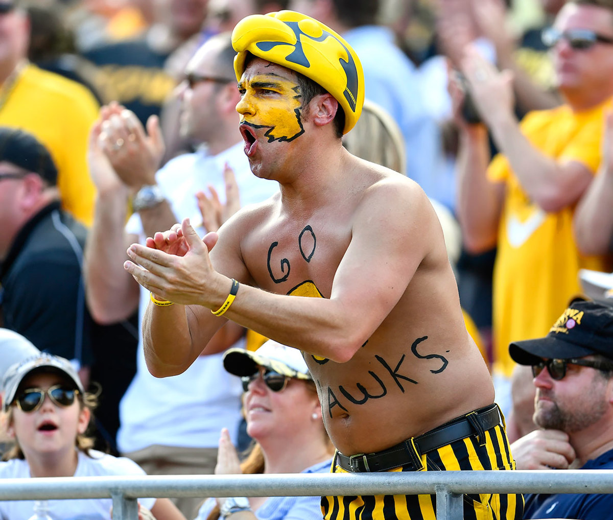 Iowa-Hawkeyes-fan-GettyImages-630808620_master.jpg