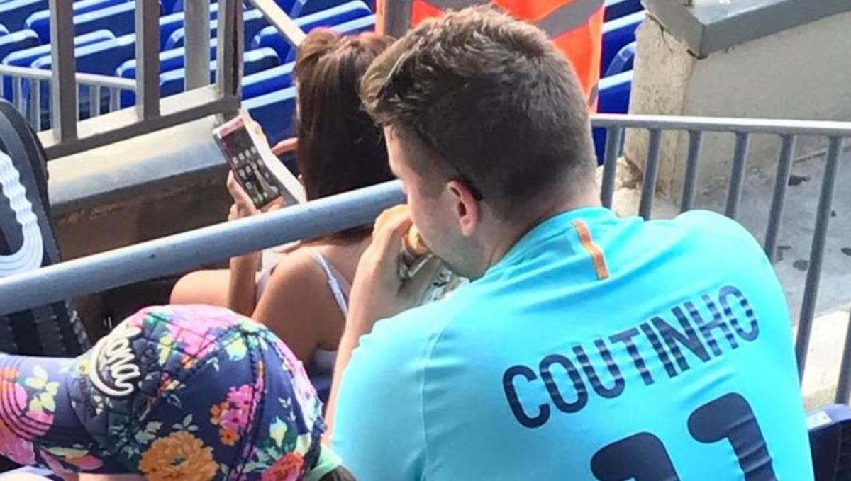 Barca Fan Wears 'Coutinho 11' Shirt During Betis Game Despite Reds' Continued Refusal to Sell 