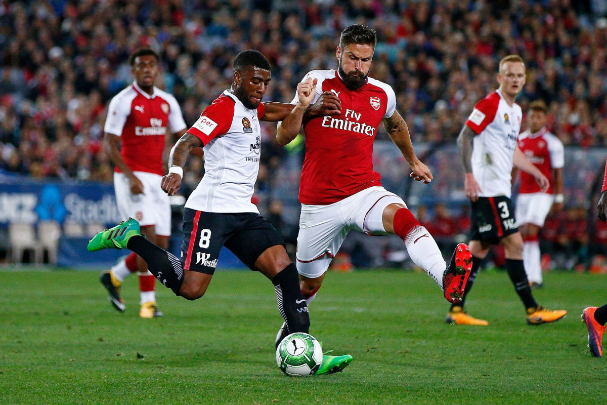 SYDNEY, AUSTRALIA - JULY 15:  Roly Bonevacia of the Wanderers is challenged by Olivier Giroud of Arsenal during the match between the Western Sydney Wanderers and Arsenal FC at ANZ Stadium on July 15, 2017 in Sydney, Australia.  (Photo by Zak Kaczmarek/Getty Images)