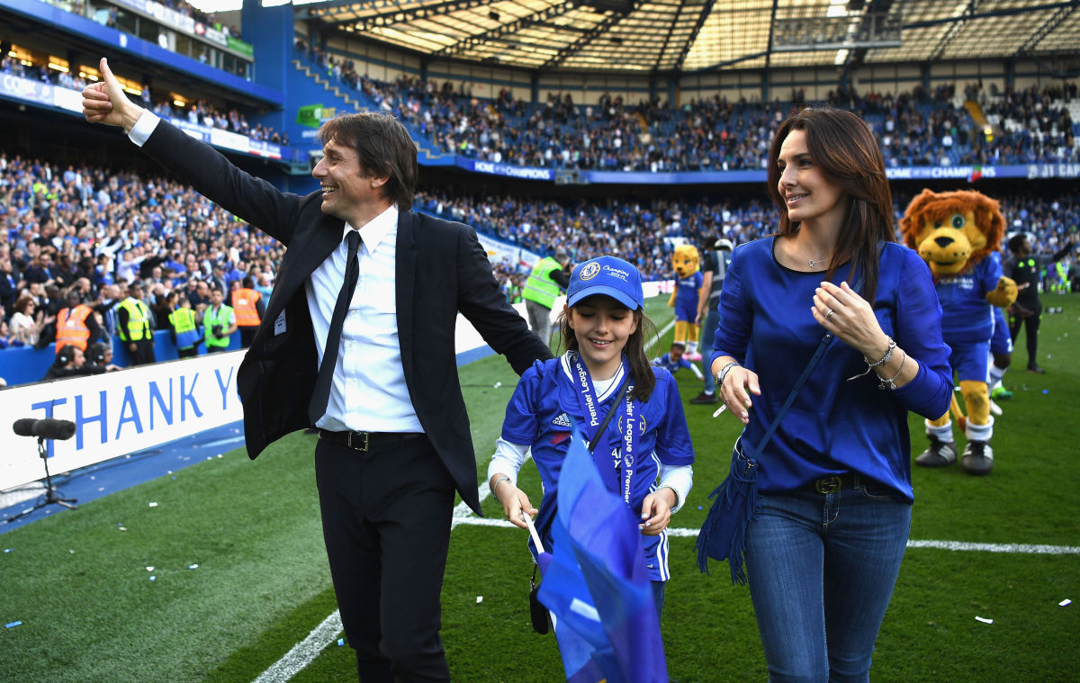 LONDON, ENGLAND - MAY 21: Antonio Conte, Manager of Chelsea ,Vittoria, daughter and Elisabetta Conte, wife walk around the pitch celebrating after the Premier League match between Chelsea and Sunderland at Stamford Bridge on May 21, 2017 in London, England.  (Photo by Shaun Botterill/Getty Images)