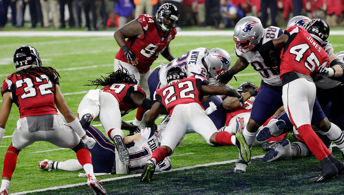 James White’s 1-yard plunge brought the Patriots within two in the final minute of the fourth quarter.