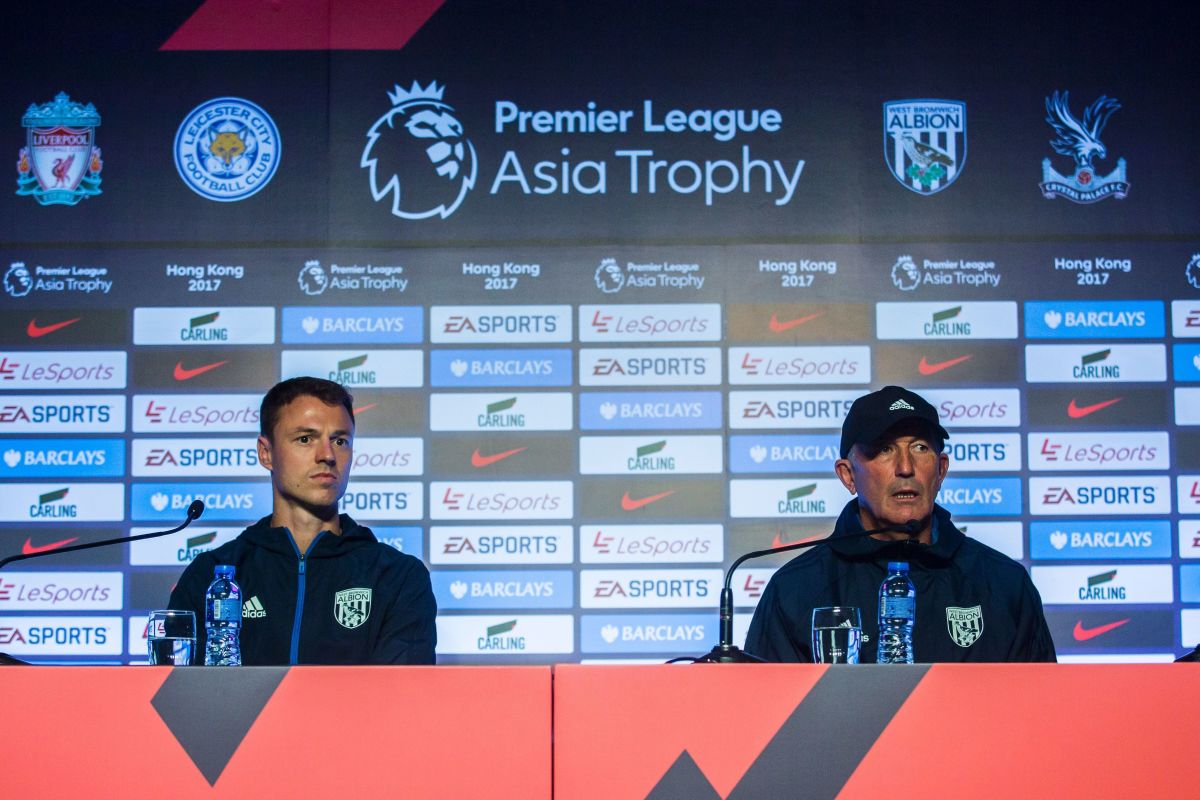 West Bromwich Albion Football Club manager Tony Pulis (R) and player Jonny Evans (L) attend a press conference in Hong Kong on July 18, 2017, ahead of the 2017 Premier League Asia Trophy being played on July 19 and 22. / AFP PHOTO / ISAAC LAWRENCE        (Photo credit should read ISAAC LAWRENCE/AFP/Getty Images)