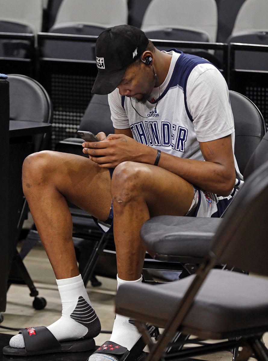 kevin-durant-phone.jpg