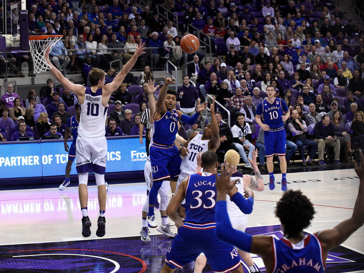 frank-mason-kansas-1300-pass.jpg
