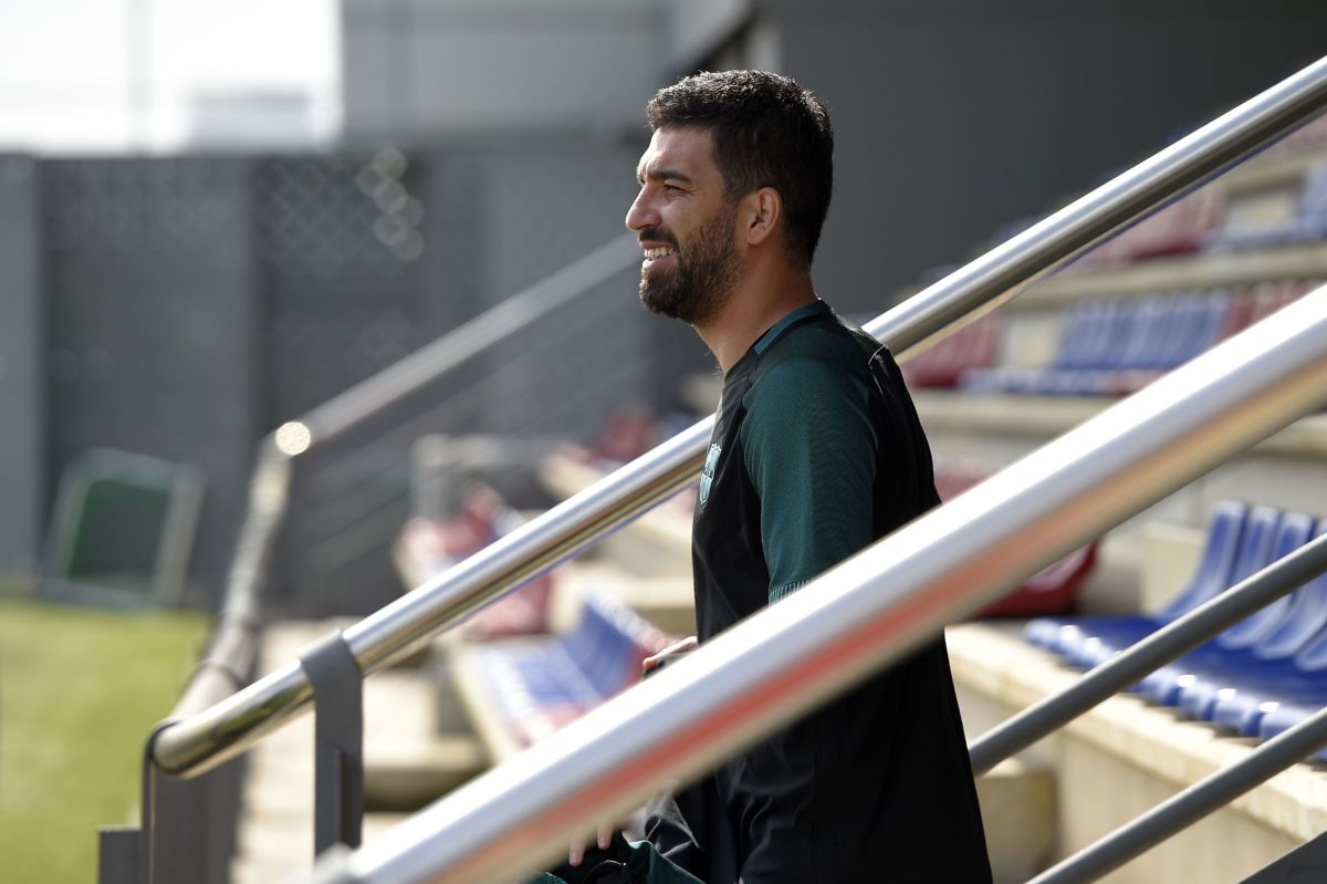 Barcelona's Turkish forward Arda Turan arrives for a training session at the Joan Gamper Sports Center in Sant Joan Despi, near Barcelona, on April 18, 2017 on the eve of the UEFA Champions League quarter-final second leg football match FC Barcelona vs Juventus. / AFP PHOTO / LLUIS GENE (Photo credit should read LLUIS GENE/AFP/Getty Images)