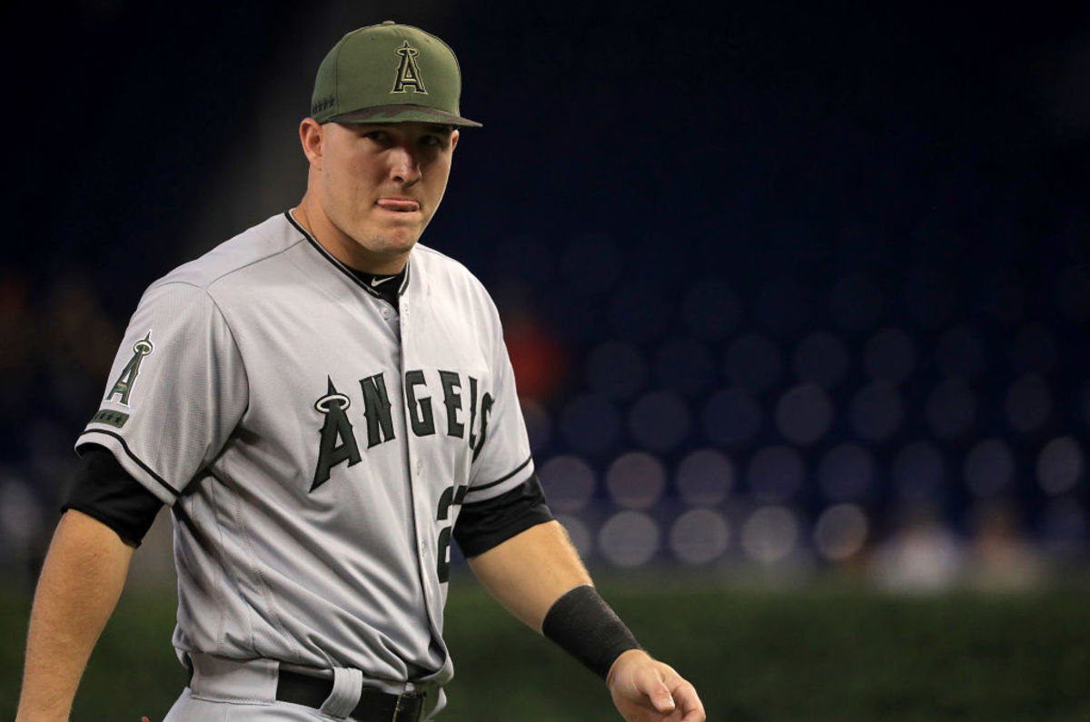 Mike Trout injury Sprains thumb, leaves game at Miami Sports Illustrated