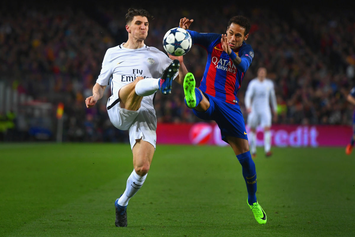 BARCELONA, SPAIN - MARCH 08: Thomas Meunier of PSG battles Neymar of Barcelona during the UEFA Champions League Round of 16 second leg match between FC Barcelona and Paris Saint-Germain at Camp Nou on March 8, 2017 in Barcelona, Spain.  (Photo by Michael Regan/Getty Images)