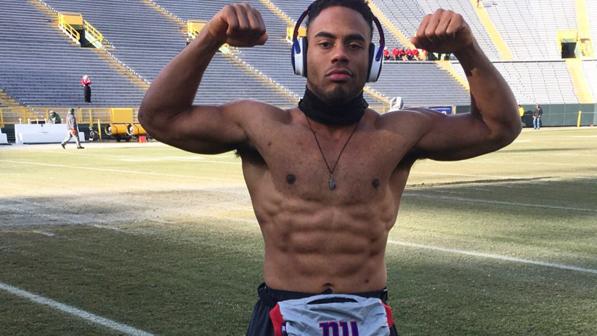 Giants players warmed up shirtless in frigid Green Bay.