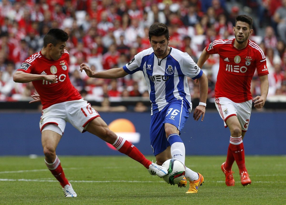 Porto's midfielder Ruben Neves (C) vies with Benfica's Argentinian midfielder Nico Gaitan (L) and midfielder Luis Fernandes 'Pizzi' during the Portuguese league football match SL Benfica vs FC Porto at the Luz stadium in Lisbon on April 26, 2015.  AFP PHOTO/ JOSE MANUEL RIBEIRO        (Photo credit should read JOSE MANUEL RIBEIRO/AFP/Getty Images)