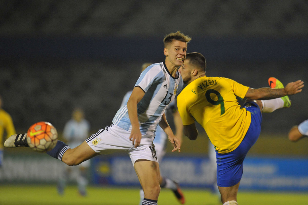 Argentina's player Juan Marcos Foyth vies for the ball with Brazil's player Felipe Vizeu during their  U-20 South American Championship football match at the Olimpico Atahualpa stadium in Quito, Ecuador on February 08, 2017. / AFP / JUAN CEVALLOS        (Photo credit should read JUAN CEVALLOS/AFP/Getty Images)