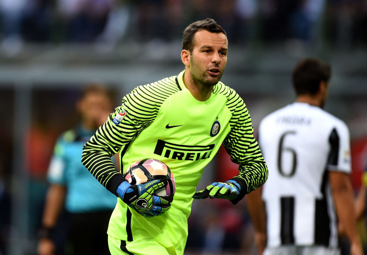 MILAN, ITALY - SEPTEMBER 18:  Goalkeeper of FC Internazionale Samir Handanovic gestures during the Serie A match between FC Internazionale and Juventus FC at Stadio Giuseppe Meazza on September 18, 2016 in Milan, Italy.  (Photo by Pier Marco Tacca - Inter/Inter via Getty Images)