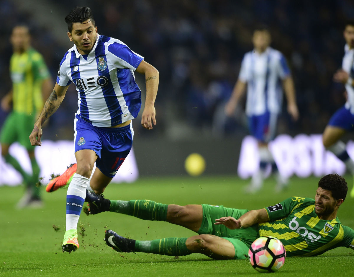 Porto's Mexican forward Jesus Corona (L) vies with Tondela's Brazilian defender Kaka during the Portuguese league football match FC Porto vs CD Tondela at the Dragao stadium in Porto on February 17, 2017. / AFP / MIGUEL RIOPA        (Photo credit should read MIGUEL RIOPA/AFP/Getty Images)