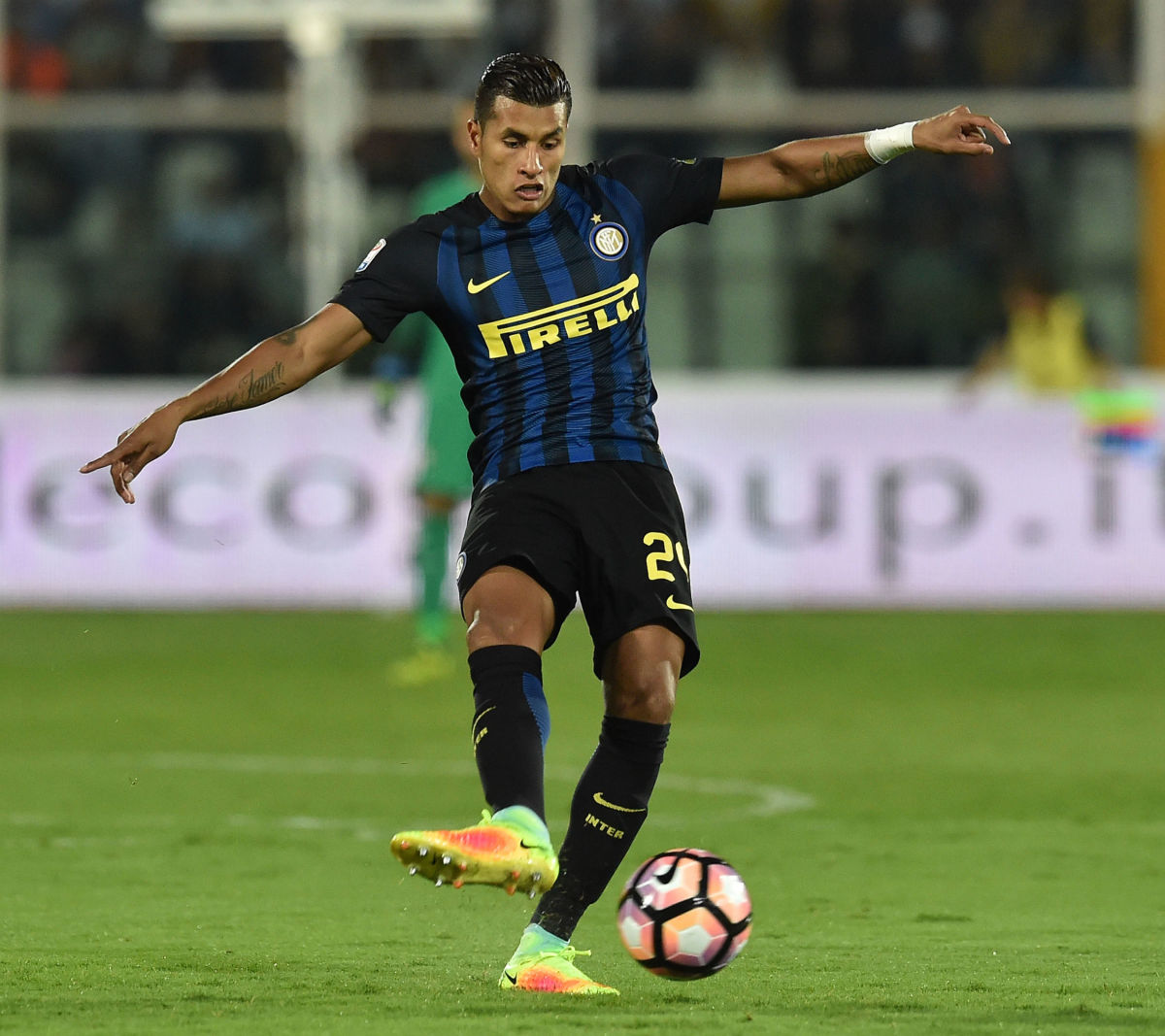 PESCARA, ITALY - SEPTEMBER 11:  Jeison Murillo of FC Internazionale in action during the Serie A match between Pescara Calcio and FC Internazionale at Adriatico Stadium on September 11, 2016 in Pescara, Italy.  (Photo by Giuseppe Bellini/Getty Images)