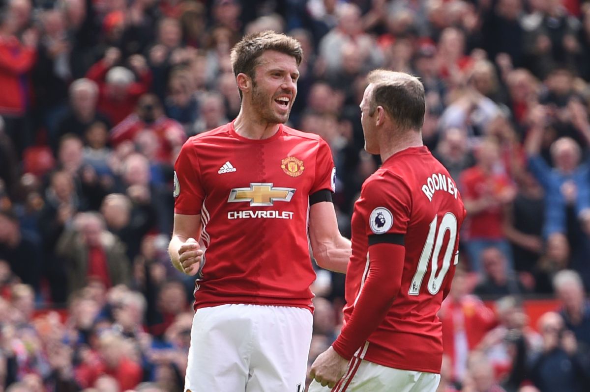 Manchester United's English striker Wayne Rooney (R) celebrates with Manchester United's English midfielder Michael Carrick (L) after scoring the opening goal from the penalt spot during the English Premier League football match between Manchester United and Swansea City at Old Trafford in Manchester, north west England, on April 30, 2017. / AFP PHOTO / Oli SCARFF / RESTRICTED TO EDITORIAL USE. No use with unauthorized audio, video, data, fixture lists, club/league logos or 'live' services. Online in-match use limited to 75 images, no video emulation. No use in betting, games or single club/league/player publications.  /         (Photo credit should read OLI SCARFF/AFP/Getty Images)