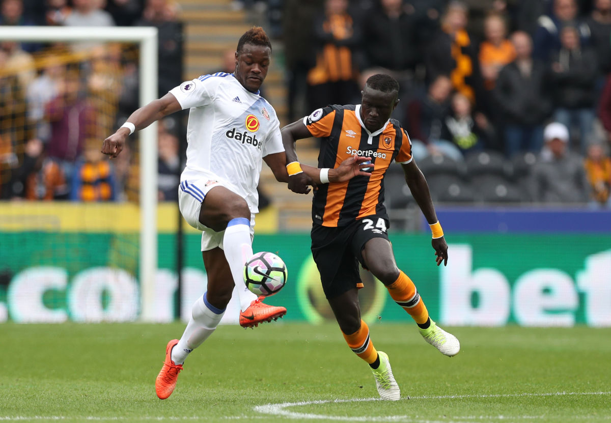 HULL, ENGLAND - MAY 06:  Lamine Kone of Sunderland and Oumar Niasse of Hull City compete for the ball during the Premier League match between Hull City and Sunderland at the KCOM Stadium on May 6, 2017 in Hull, England.  (Photo by Ian MacNicol/Getty Images)