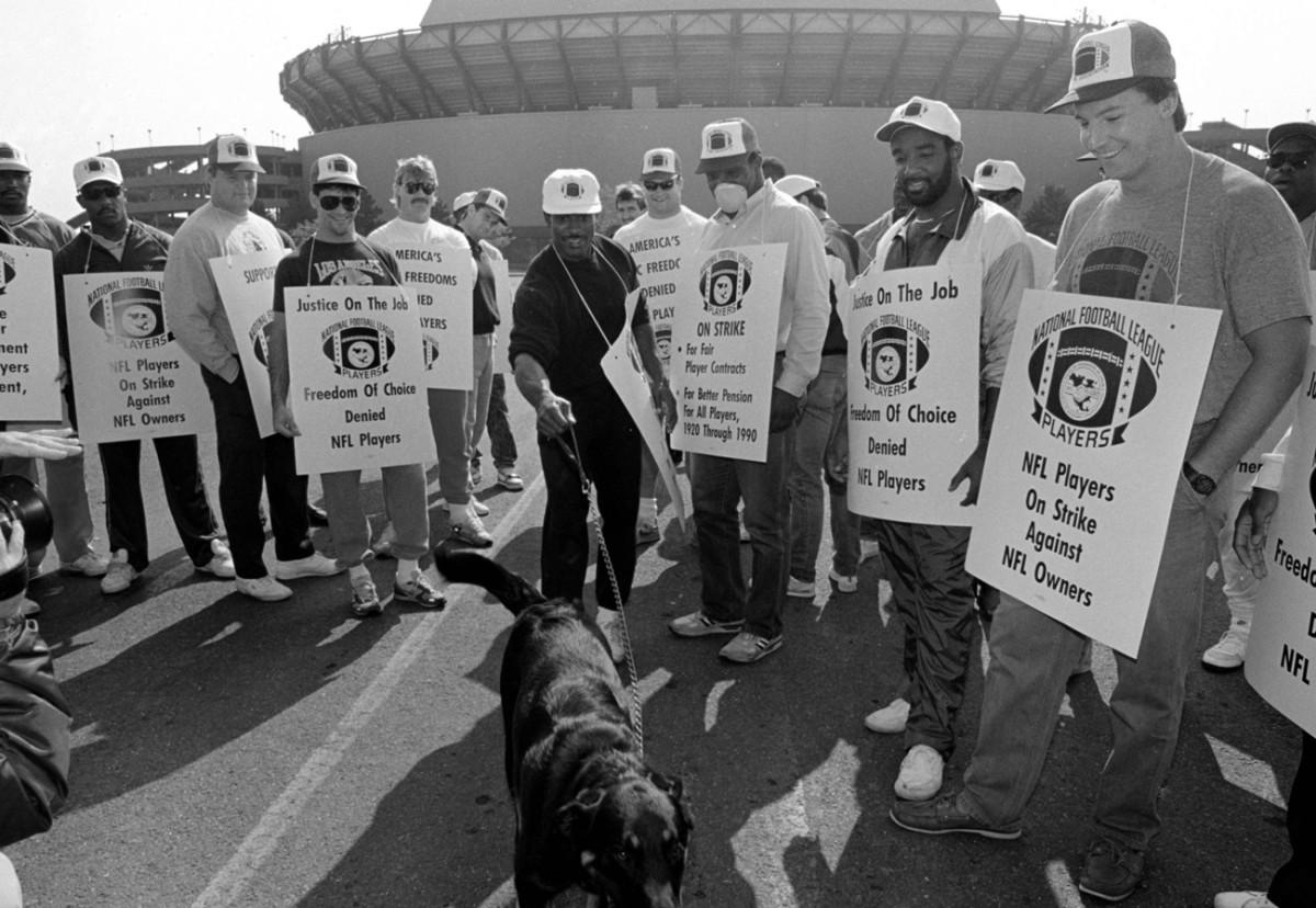 Players man the picket line outside Giants Stadium. 