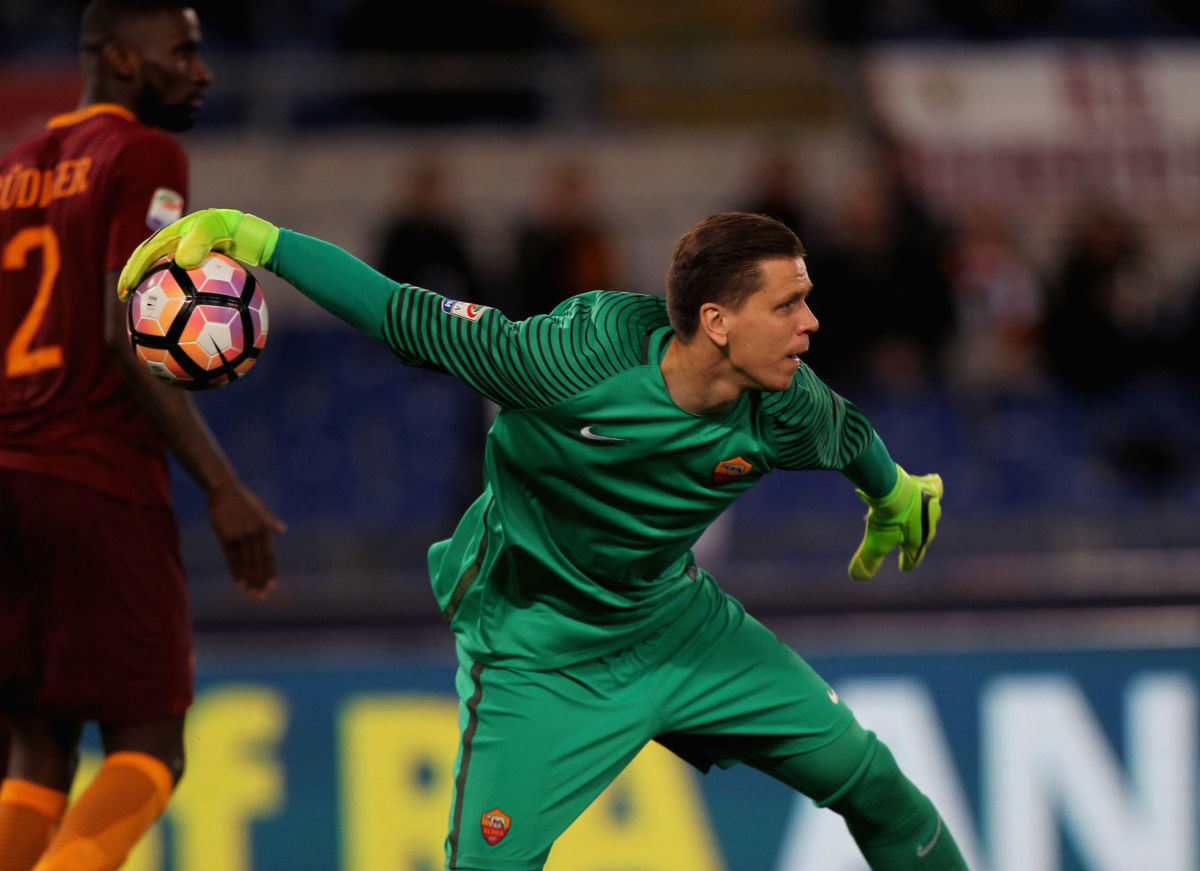ROME, ITALY - MARCH 19:   AS Roma goalkeeper Wojchiech Szczesny in action during the Serie A match between AS Roma and US Sassuolo at Stadio Olimpico on March 19, 2017 in Rome, Italy.  (Photo by Paolo Bruno/Getty Images)