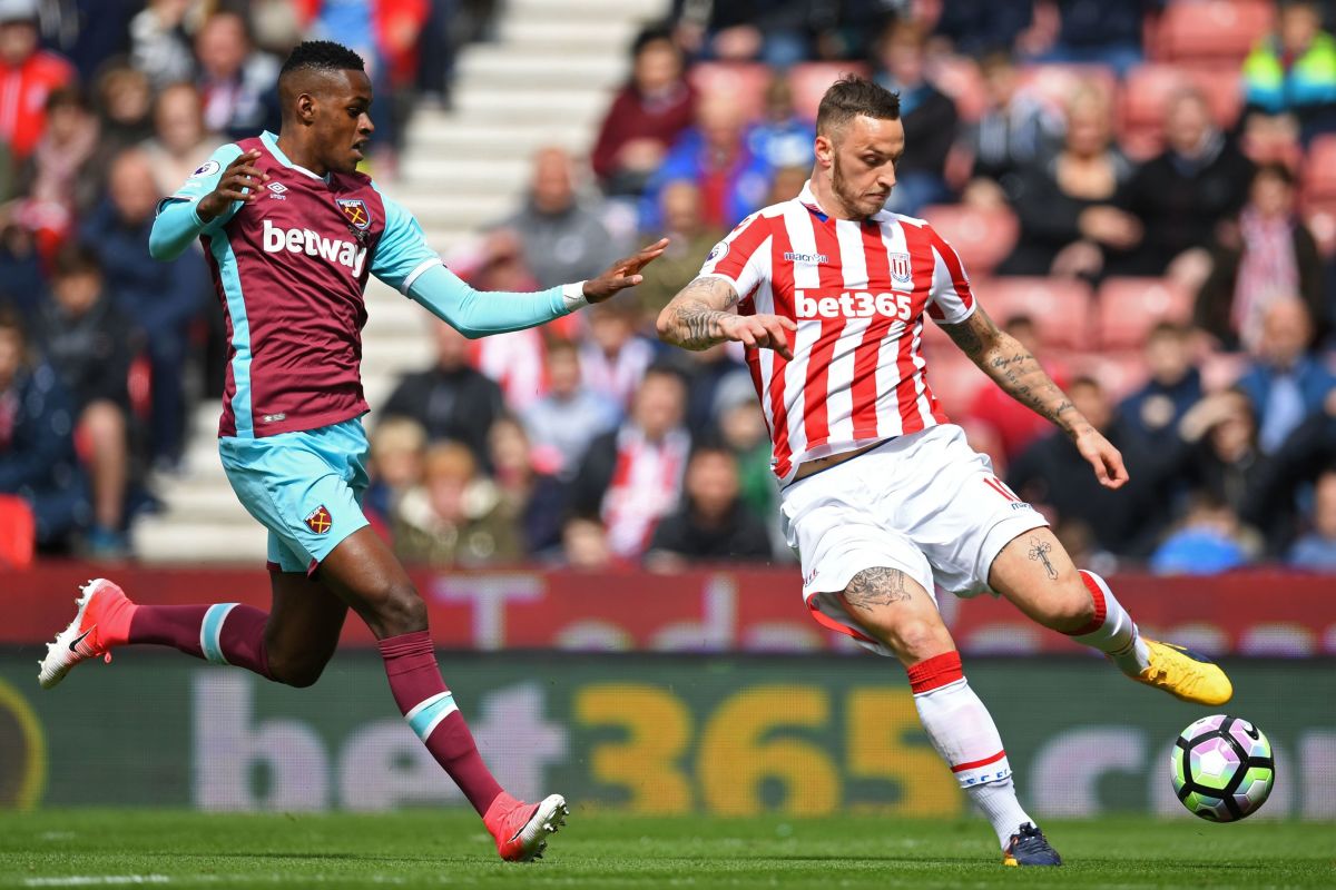 Stoke City's Austrian striker Marko Arnautovic (R) vies with West Ham United's Swiss midfielder Edimilson Fernandes (L) during the English Premier League football match between Stoke City and West Ham United at the Bet365 Stadium in Stoke-on-Trent, central England on April 29, 2017.   / AFP PHOTO / Paul ELLIS / RESTRICTED TO EDITORIAL USE. No use with unauthorized audio, video, data, fixture lists, club/league logos or 'live' services. Online in-match use limited to 75 images, no video emulation. No use in betting, games or single club/league/player publications.  /         (Photo credit should read PAUL ELLIS/AFP/Getty Images)