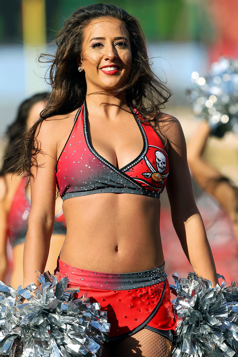 Tampa-Bay-Buccaneers-cheerleaders-GettyImages-630774284_master.jpg