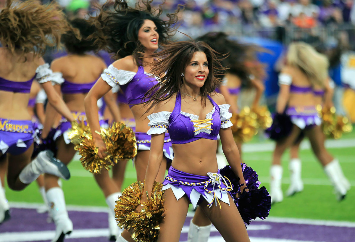 Minnesota-Vikings-cheerleaders-AP_17001772377882.jpg