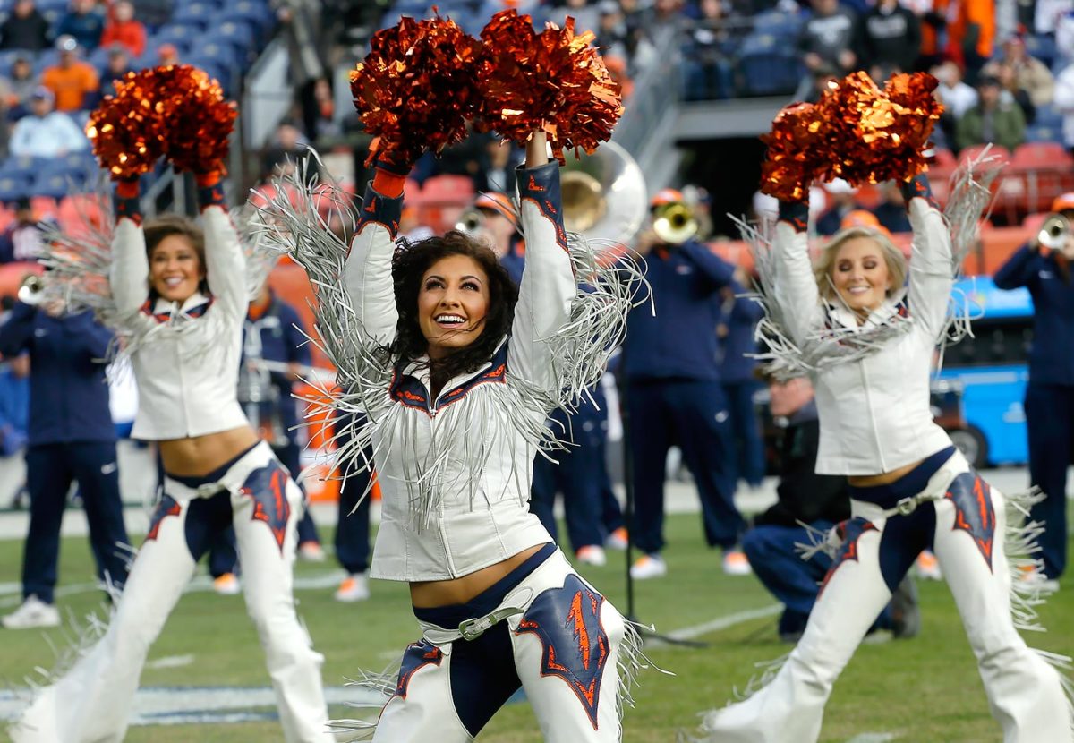 Denver-Broncos-cheerleaders-AP_17002378371568.jpg