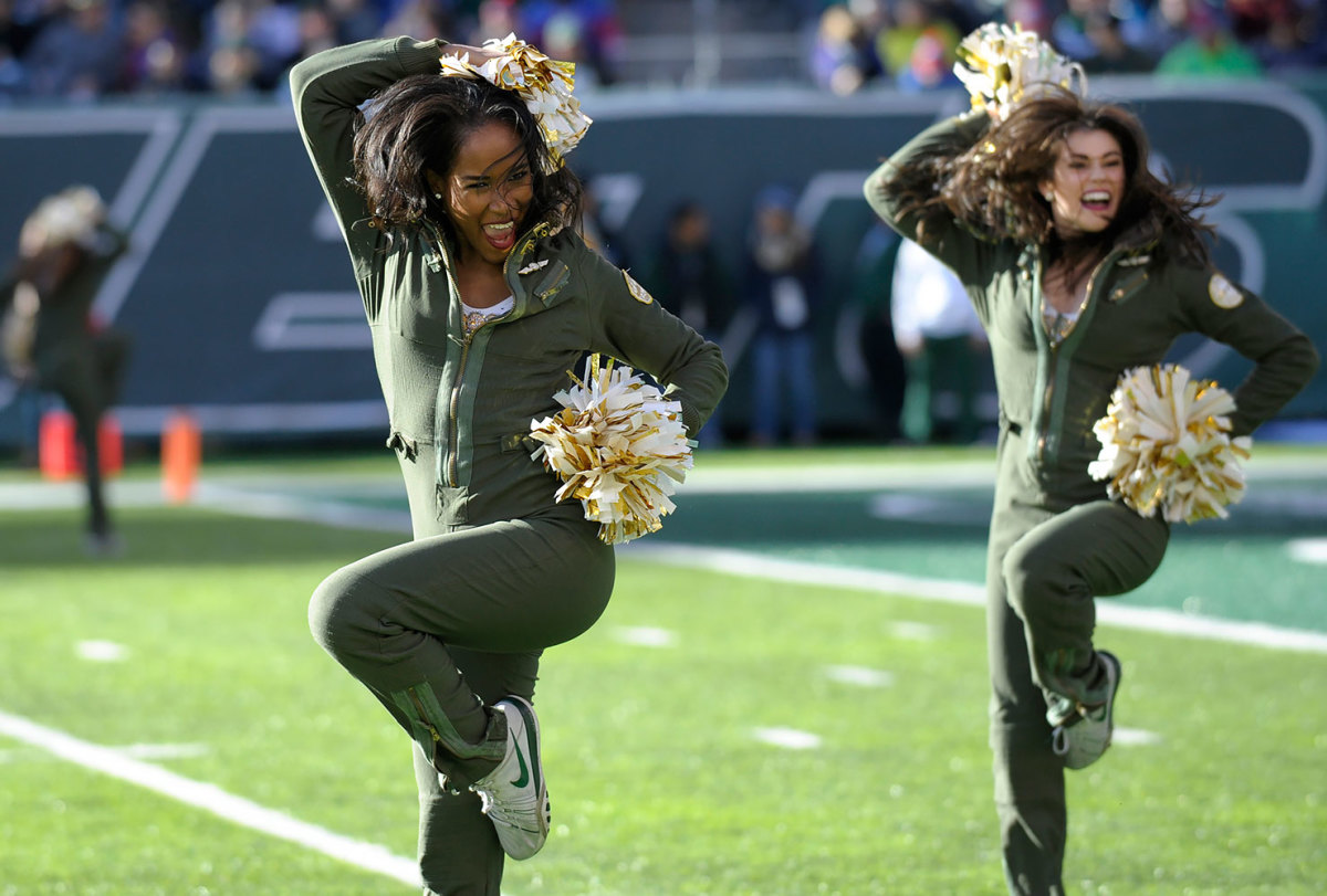 New-York-Jets-Flight-Crew-cheerleaders-AP_17001709141521.jpg