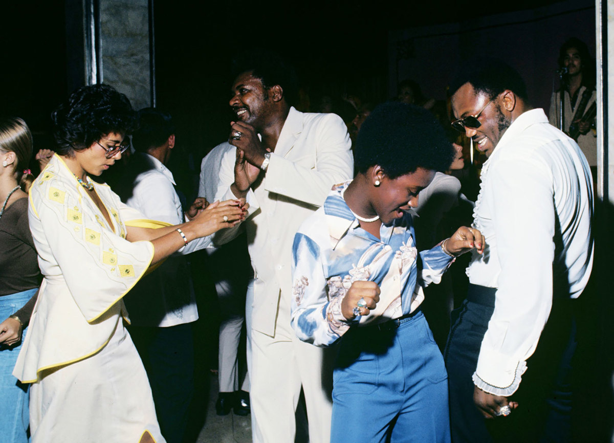 1975-1001-Don-King-Joe-Frazier-dancing-015272950.jpg