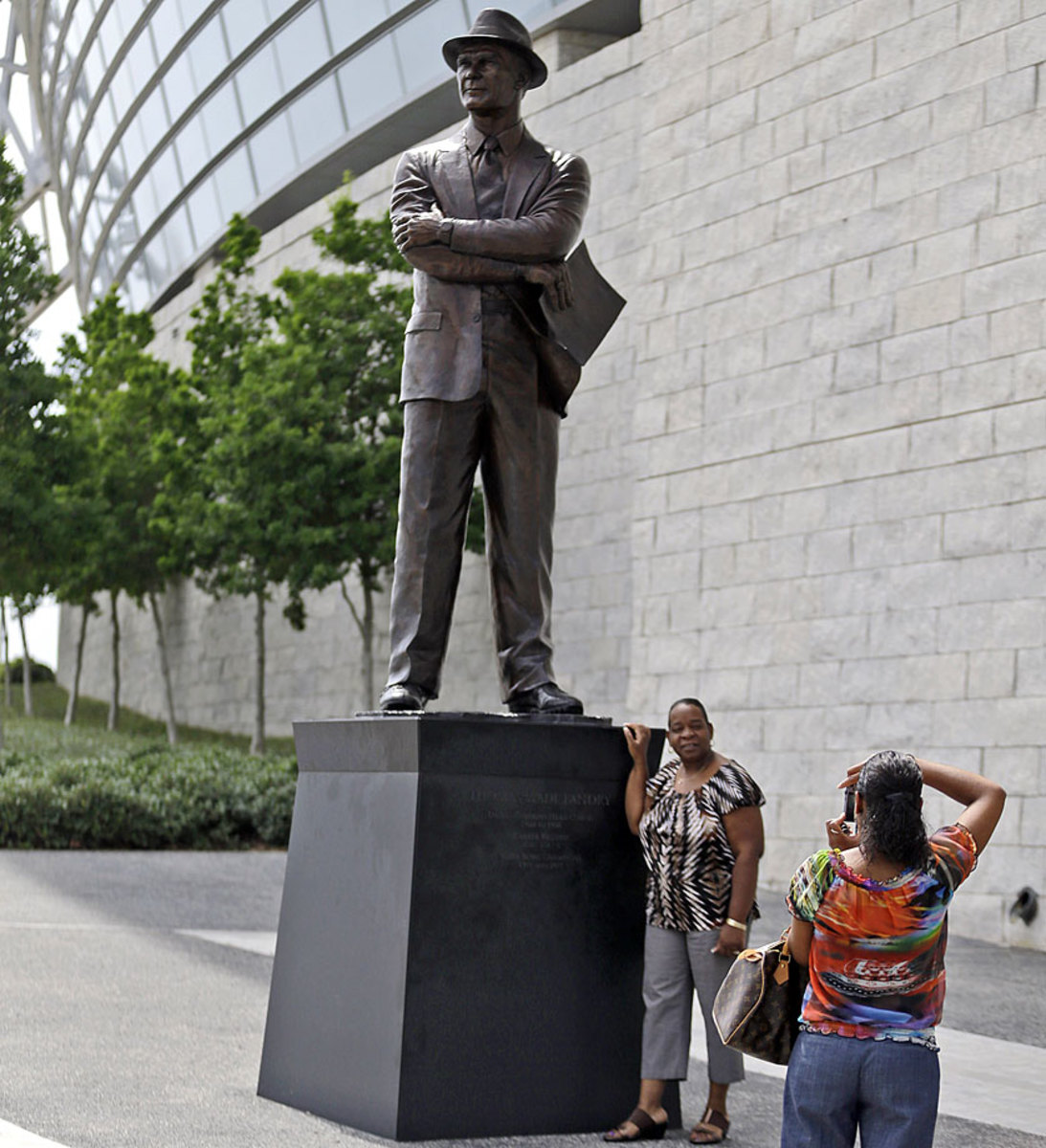 Tom-Landry-statue.jpg