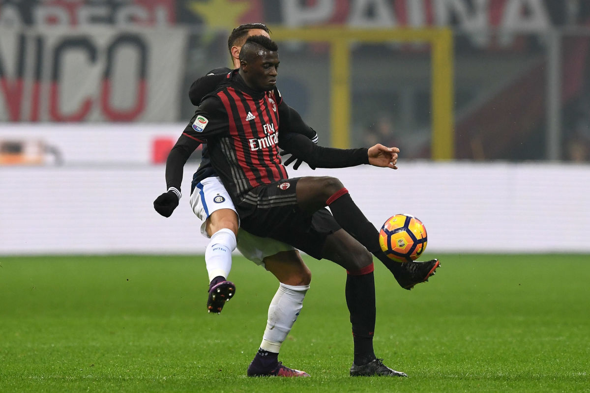 MILAN, ITALY - NOVEMBER 20:  Mbaye Niang (R) of AC Milan competes with Danilo D Ambrosio of FC Internazionale during the Serie A match between AC Milan and FC Internazionale at Stadio Giuseppe Meazza on November 20, 2016 in Milan, Italy.  (Photo by Valerio Pennicino/Getty Images)