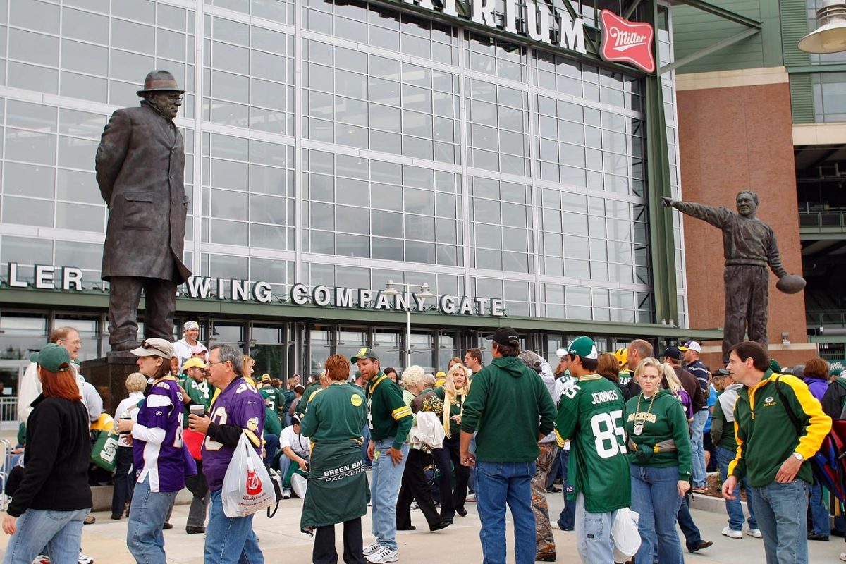 Vince-Lombardi-Curly-Lambeau-statues.jpg