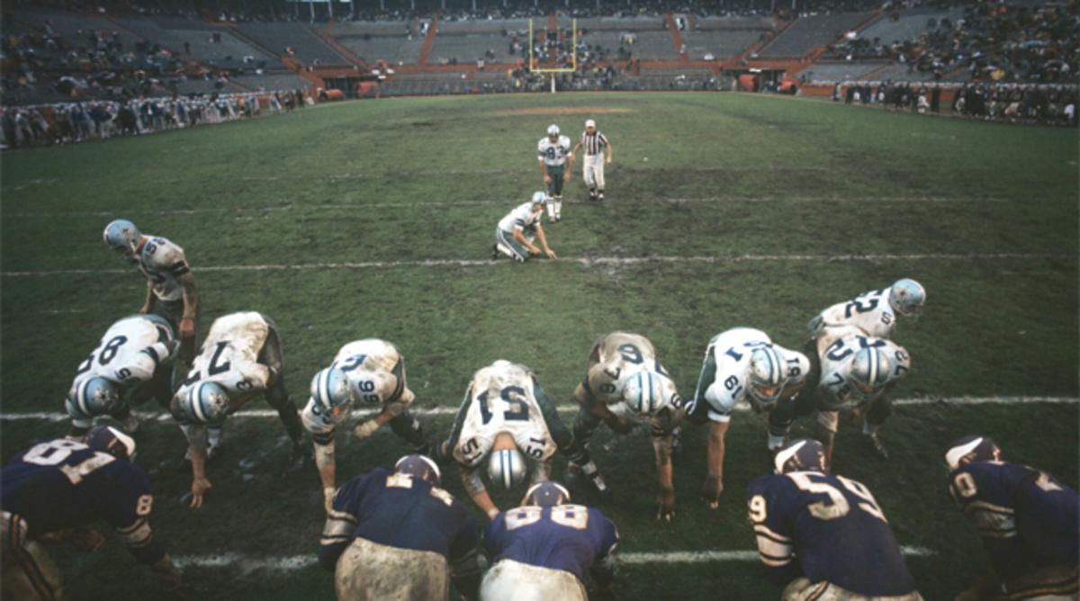 Before a mostly empty stadium at the Orange Bowl, the Cowboys’ Mike Clark kicks a field goal during the Playoff Bowl against the Vikings in 1969.