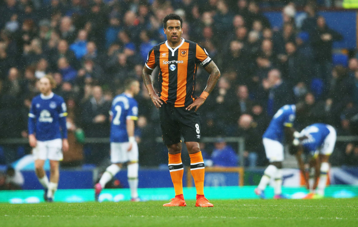 LIVERPOOL, ENGLAND - MARCH 18:  Tom Huddlestone of Hull City looks dejected as Dominic Calvert-Lewin of Everton scores their first goal  during the Premier League match between Everton and Hull City at Goodison Park on March 18, 2017 in Liverpool, England.  (Photo by Jan Kruger/Getty Images)