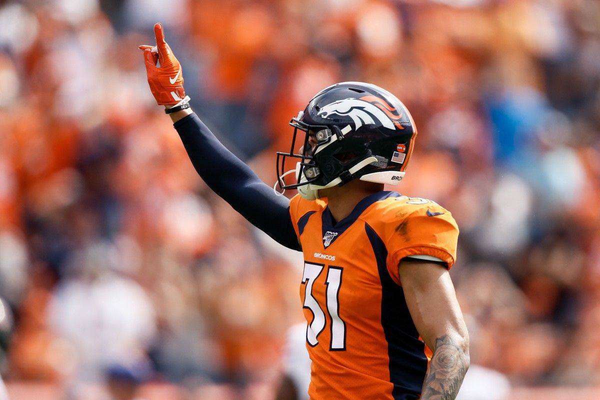 Denver Broncos safety Justin Simmons (31) gestures in the first quarter against the Chicago Bears at Empower Field at Mile High.