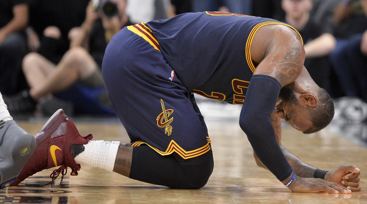 LeBron James Cavs star leaves game with neck injury Sports Illustrated