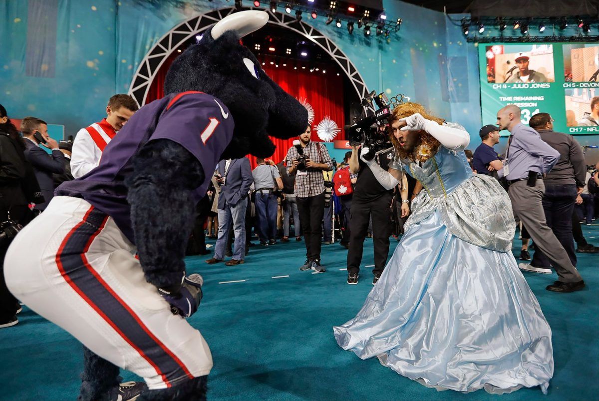 Super-Bowl-LI-Opening-Night-Houston-Texans-mascot.jpg