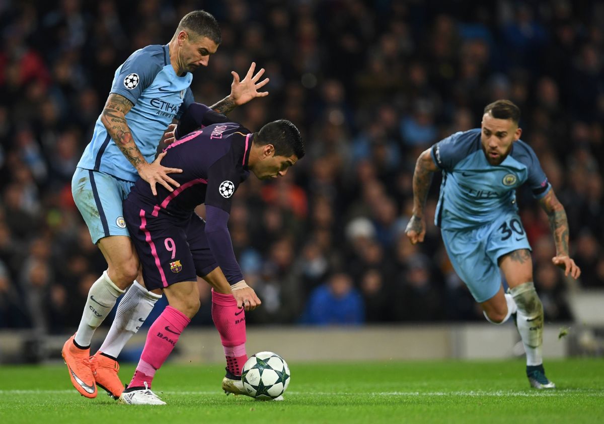 Manchester City's Serbian defender Aleksandar Kolarov (L) and Manchester City's Argentinian defender Nicolas Otamendi (R) vie with Barcelona's Uruguayan striker Luis Suarez during the UEFA Champions League group C football match between Manchester City and Barcelona at the Etihad Stadium in Manchester, north west England on November 1, 2016. / AFP / PAUL ELLIS        (Photo credit should read PAUL ELLIS/AFP/Getty Images)