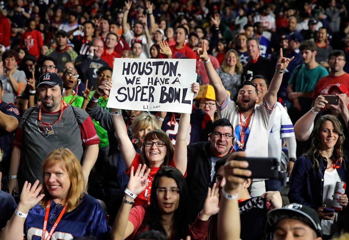 Super-Bowl-LI-Opening-Night-fans-00b32f40712e47128132fb26bb242da0-0.jpg