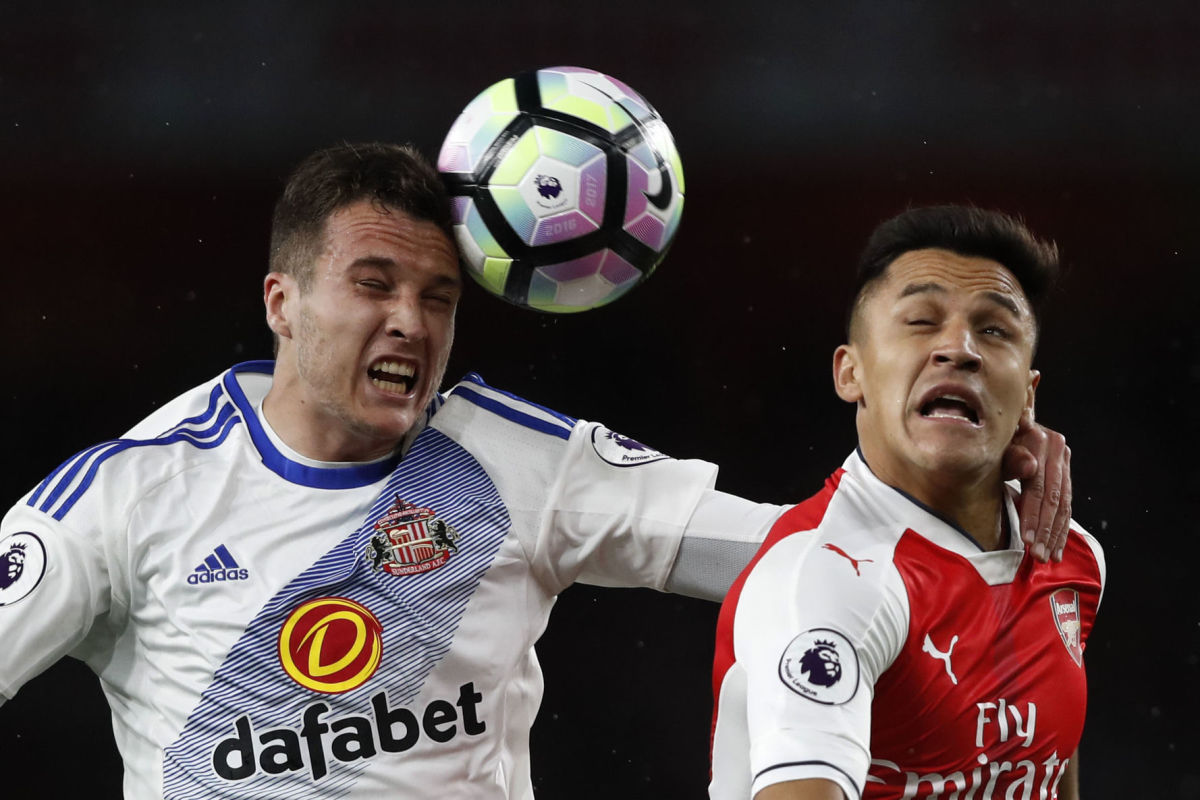 Sunderland's Spanish defender Javier Manquillo (L) vies with Arsenal's Chilean striker Alexis Sanchez during the English Premier League football match between Arsenal and Sunderland at the Emirates Stadium in London on May 16, 2017.  / AFP PHOTO / Adrian DENNIS / RESTRICTED TO EDITORIAL USE. No use with unauthorized audio, video, data, fixture lists, club/league logos or 'live' services. Online in-match use limited to 75 images, no video emulation. No use in betting, games or single club/league/player publications.  /         (Photo credit should read ADRIAN DENNIS/AFP/Getty Images)