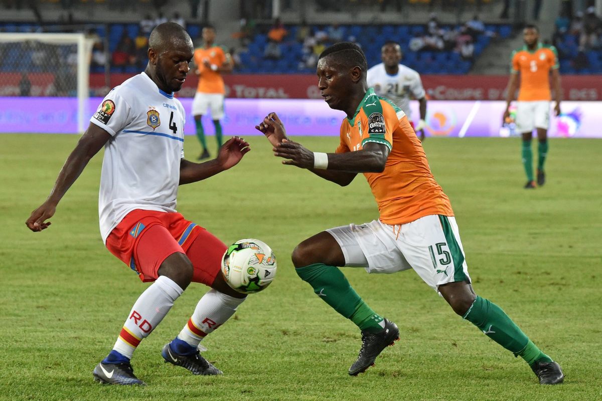 Democratic Republic of the Congo's defender Jordan Ikoko (L) challenges Ivory Coast's forward Max-Alain Gradel during the 2017 Africa Cup of Nations group C football match between Ivory Coast and DR Congo in Oyem on January 20, 2017. / AFP / ISSOUF SANOGO        (Photo credit should read ISSOUF SANOGO/AFP/Getty Images)