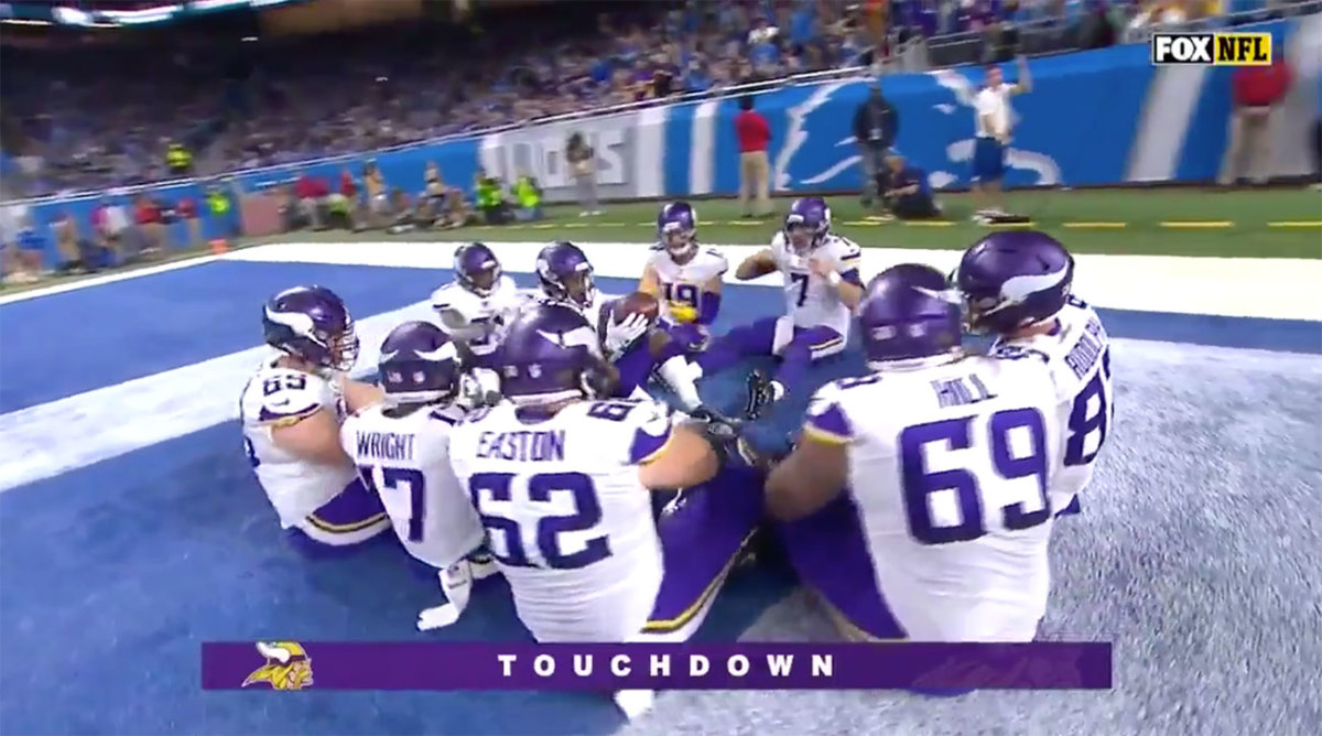 Vikings celebrate touchdown with Thanksgiving dinner - Sports