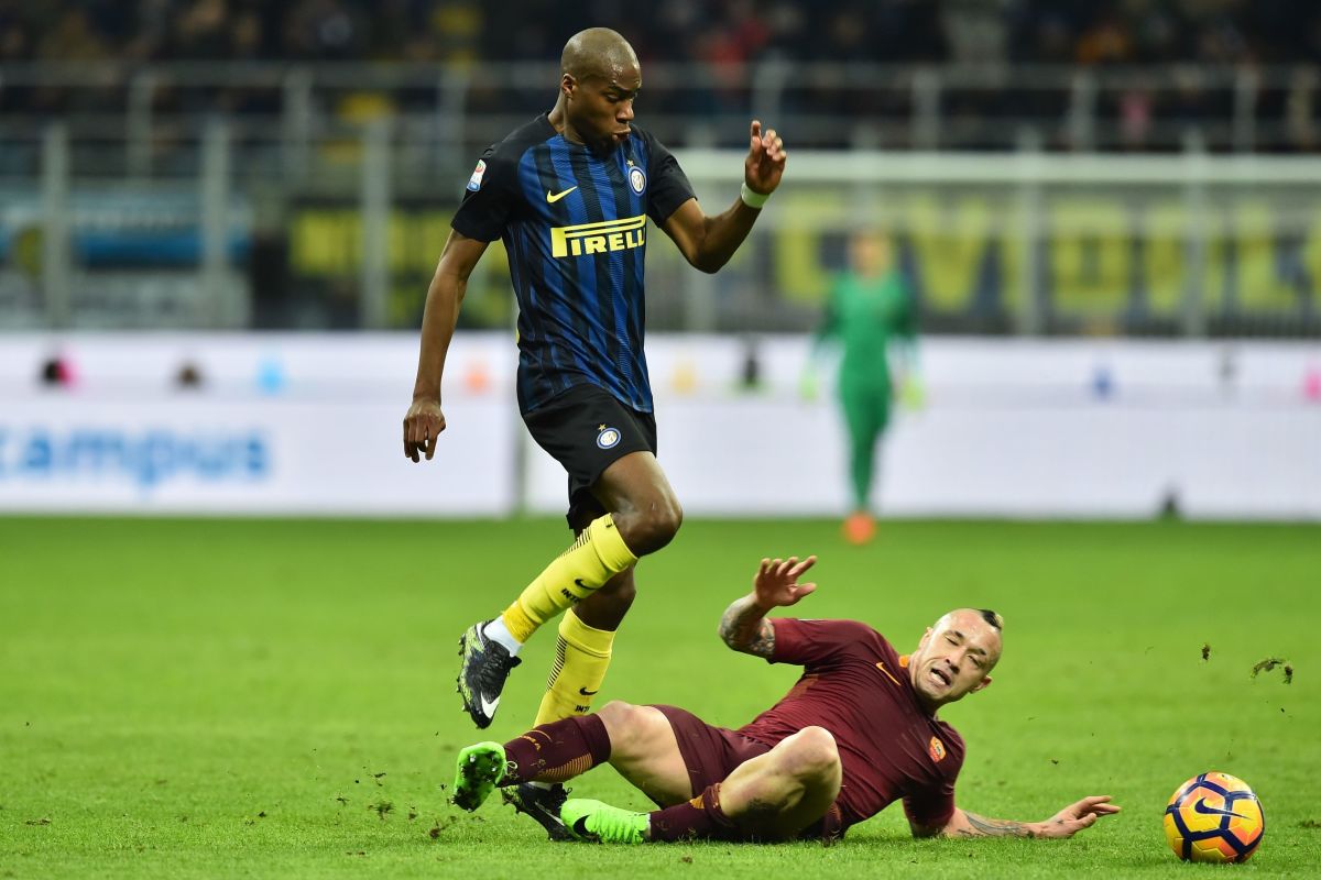 Roma's midfielder from Belgium Radja Nianggolan  (R) fights for the ball with Inter Milan's midfielder from France Geoffrey Kondogbia during the Italian Serie A football match Inter Milan vs AS Roma at the San Siro stadium in Milan on February 26, 2017. / AFP / GIUSEPPE CACACE        (Photo credit should read GIUSEPPE CACACE/AFP/Getty Images)